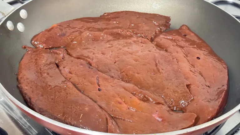 Bife de Fígado Macio na Frigideira com Cebola: Receita Fácil e Suculenta