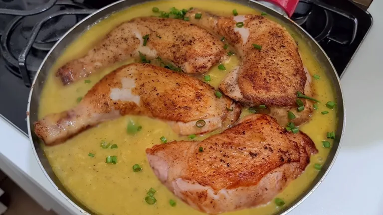 Sobrecoxa de Frango ao Molho Cremoso Caseiro: Receita Fácil e Saborosa